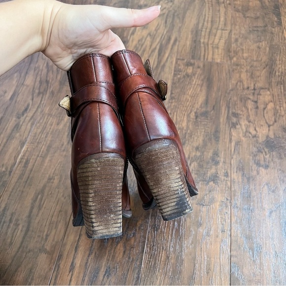 Frye • Patty Riding Bootie brown leather Redwood ankle boot heeled strap buckle - Picture 13 of 15